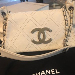 Lovely Channel shoulder bag